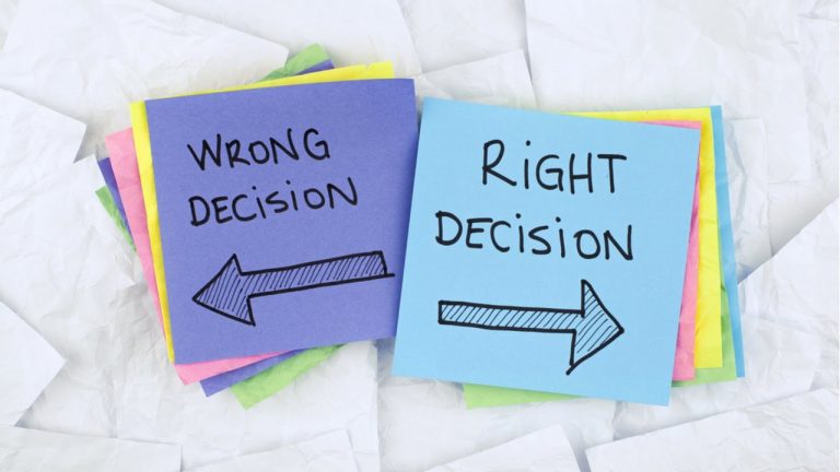 2 post-its with Wrong & Right Decision
